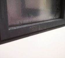 Plusieurs heures après la dernière douche, la fenêtre perle abondamment.