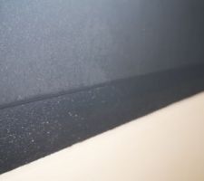 Plusieurs heures après la dernière douche, la fenêtre perle abondamment.