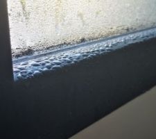 Plusieurs heures après la dernière douche, la fenêtre perle abondamment.
