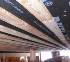 Dessous des solives : Delta Vent, et support bottes de paille en planches 27mm vissées par dessous