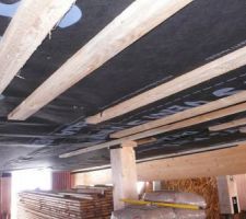 Dessous des solives : Delta Vent, et support bottes de paille en planches 27mm viss&eacute;es par dessous