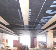 Dessous des solives : Delta Vent, et support bottes de paille en planches 27mm viss&eacute;es par dessous