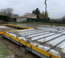 Il ya quelques jours je désespérais de ne voir personne sur mon chantier... Et aujourd'hui surprise... La dalle est presque finie