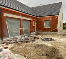 Debut de l'enduit pour étanchéifier la maison et de favoriser le sechage de la dalle...