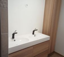 Meuble de salle de bain et colonne pos&eacute;e