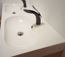 Meuble de salle de bain et colonne pos&eacute;e