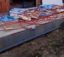 Vestiges du plancher chauffant qui avait été mis en vrac...