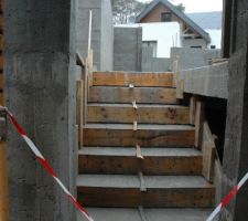 Les premiers escaliers qui permettront de passer du garage au 1er niveau