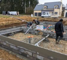 Montage des canalisations dans le vide sanitaire