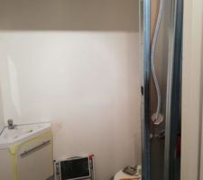 Trop de porte Dans un espace réduir et dont une tape dans la porte des Wc
