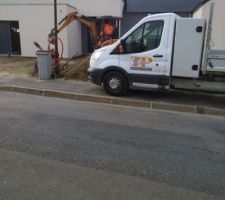 Enfin les travaux de terrassement commence, nous n'allons plus traîner de petit cailloux dans la maison.