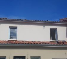 Les solins arrachés et laissé à l'abandon sur le toit pendant plusieurs mois après la pose de l'enduit sur le mur