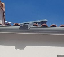 Les solins arrachés et laissés à l'abandon sur le toit plusieurs mois, au risque de blesser quelqu'un.