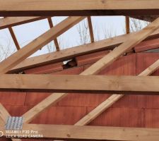 L'arase pignon droit reprise mais bâclé trous intérieur charpente non bouchés
