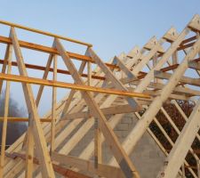 Charpente industrielle avec fermettes : raccord entre garage et partie habitation