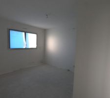 Enduit projeté sur les murs et cloisons puis ponçage.  
Étape suivante couche d'impression puis couche de peinture (blanc glaciale).