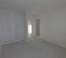 Enduit projeté sur les murs et cloisons puis ponçage.
Étape suivante couche d'impression puis couche de peinture (blanc glaciale).