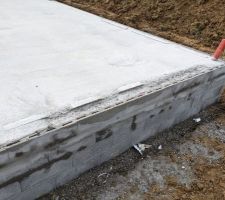 Du béton manque sur certains bords de la dalle !