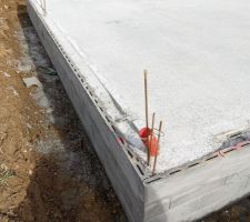 Du béton manque sur certains bords de la dalle !