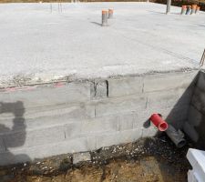 En plus du béton manquant, un petit morceau de planelle est cassé. Est-ce grave ?