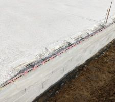 Encore du béton manquant, on voit le ferraillage...