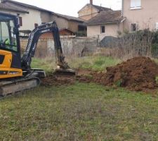 Début des viabilisations,
installation regard Eaux usées et Eaux pluviales.