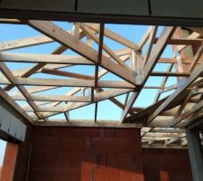 Charpente fermette cuisine, oubli de la r&eacute;servation pour la hotte encastr&eacute;e dans le plenum/charpente