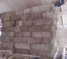 Stock de bottes, transféré de la zone sud (palettes libérées) sur les solives en place : 8 étages de 11 bottes.