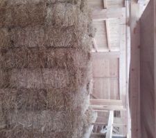 Stock de bottes, transf&eacute;r&eacute; de la zone sud (palettes lib&eacute;r&eacute;es) sur les solives en place : 8 &eacute;tages de 11 bottes.