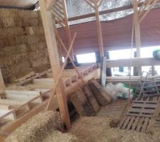 Stock de bottes, transf&eacute;r&eacute; de la zone sud (palettes lib&eacute;r&eacute;es) sur les solives en place : 8 &eacute;tages de 11 bottes.