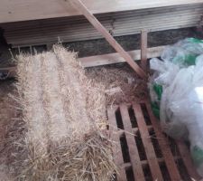 Le dessous de la premi&egrave;re botte direct sur palette sur la terre : nickel !