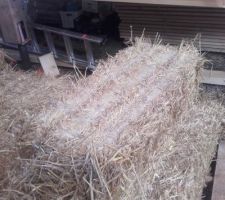 Le dessous de la premi&egrave;re botte direct sur palette sur la terre : nickel !