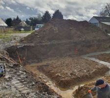 Premières étapes entre le terrassement et les fondations ... à suivre malgré une météo humide ...