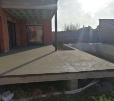 Préparation de la terrasse pour carrelage.