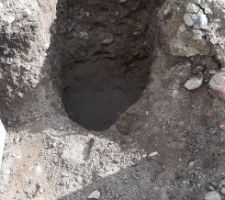 Fin du trou du futur regard d'évacuation des eaux pluviales et du drain. 40cm de profondeur, mais au total plus d'1m ont été creusé.
