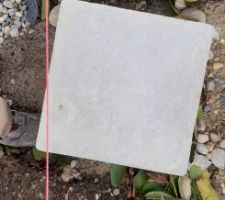 Regard d'évacuation des eaux usées du garage, et la limite future du mur. Mouais visiblement j'avais des peaux de saucisson à la place des yeux le jour où je l'ai posé. Il faut le décaler et le remettre droit.