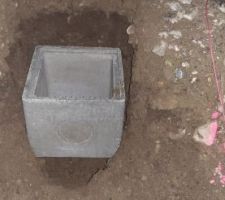 Trou du futur regard d'évacuation des eaux pluviales et du drain en cours de creusement. La rehausse est mise temporairement pour éviter que tout ne s'effondre quand je ne suis pas là (et pour voir si je suis bon pour la largeur du trou).