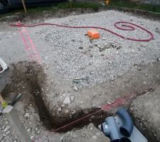 C'est profond, ça fait beaucoup de gravats à retirer, juste avec le transplantoir et la pioche et on fait déjà quelques brouettes et ... mais si je creuse devant en 1er, je ne pourrais pas passer la brouette au fond ensuite !