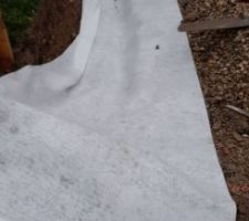 Déroulement du géotextile avant de poser le drain.