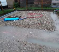 Le lendemain, orage et pluie intense toute la journée. Visiblement le drain va servir lorsqu'il aura quelque part où déboucher, en attendant j'ai une piscine (et un drain qui flotte). :'(