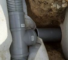 Jonction des 2 drains, et positionnement du raccord d'évacuation en face du T.