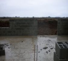 Baie vitreé et fenetre coté sud ouest vue sur un champ
