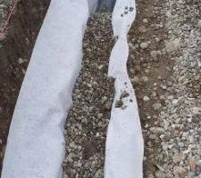 Remplissage de galets au dessus du drain.