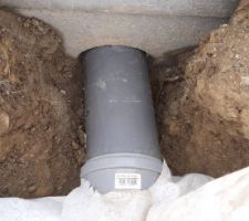 Raccordement de l'évacuation au T à travers le geotextile.