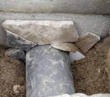 Rebouchage sommaire du trou du regard pour éviter que le sable de remblaiement ne s'y infiltre.