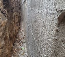 Cet enduit doit suffire à protéger la maison de l'humidité de la terre en limite de propriété qui surplombe notre vide sanitaire