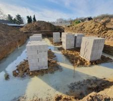 Les fondations en béton fibré sont faites ... en espérant qu'avec l?humidité ambiante. Cela ne pose pas de problème par la suite. Espérons que le béton fibré soit aussi performant qu'une semelle filante en béton armé ...