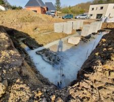 Fondations superficielles réalisées le jeudi 18 février ; et le samedi 10 cm d'eau au dessus des fondations. A défaut de maison éventuellement je pourrais faire une piscine