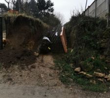 Entr&eacute;e du terrain. Travaux non d&eacute;marr&eacute;. 
D&eacute;p&ocirc;t de ferrailles, emp&ecirc;chant d'y entrer avec une brouette.