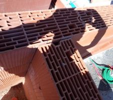 Liaison des murs en T parti maison et garage.; non conformité , absence de brique poteau et d'armature, les murs ne sont pas lies ???